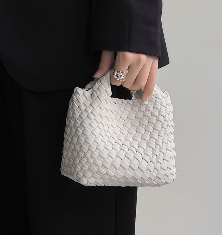 Luxury Bags On Sales - クラッチバッグ、イブニングバッグ、女性用、バケット型、編み込みトートバッグ、PU素材、高級感、2025年、レディースバッグ、セール、ミディアムサイズ、手編みバッグ、リボンチェーンバッグ。